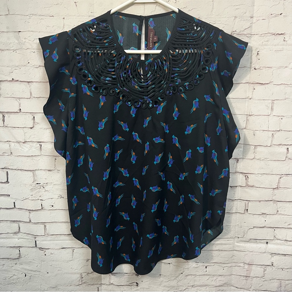 Ranna Gill Anthropologie Bird Print Blouse Short Sleeve Size Small Black Blue